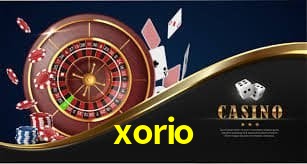 Escena dinámica inspirada en casino con iluminación xorio, cartas, fichas e íconos de juegos digitales en un espacio moderno de juegos.